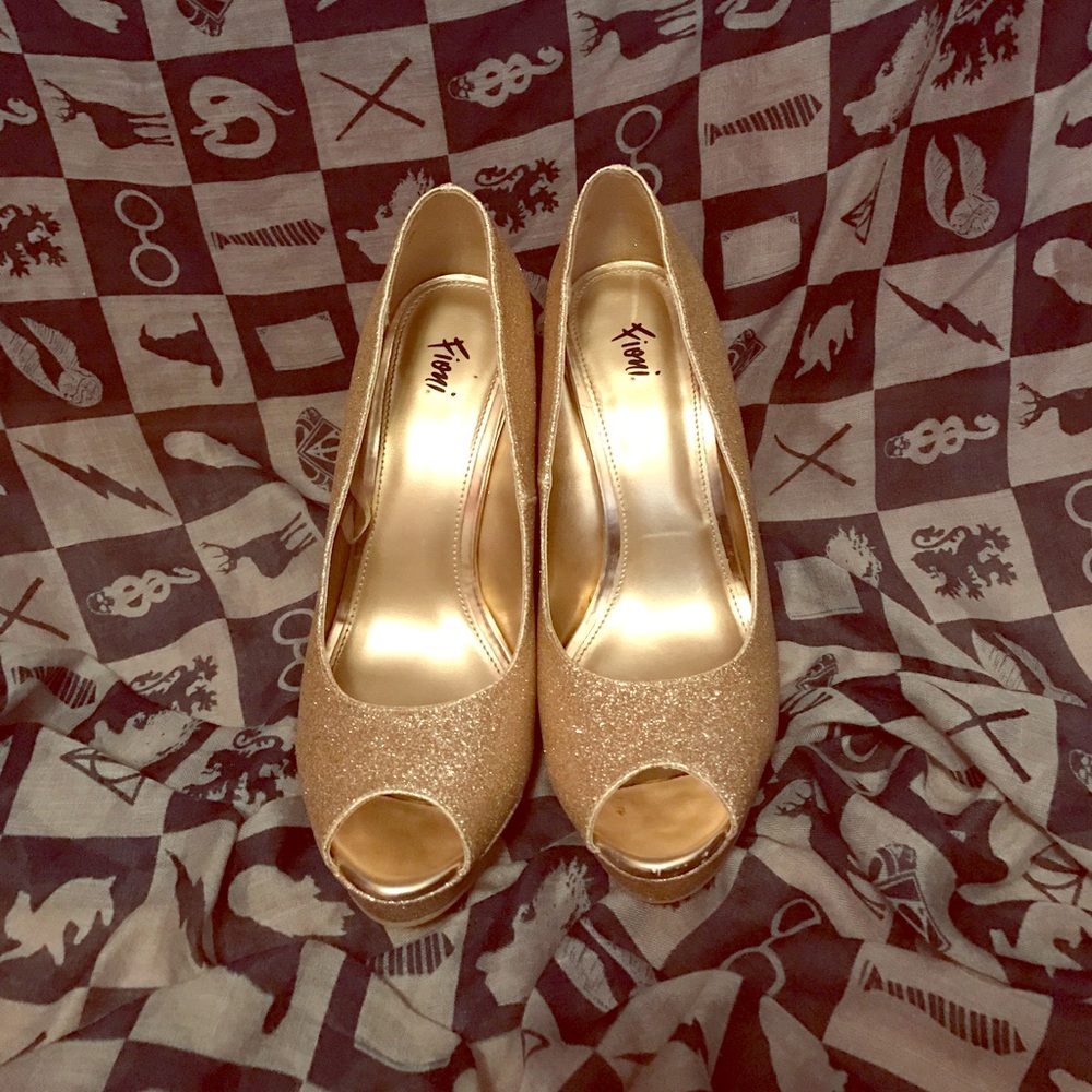 Gold glittered peep-toed heels