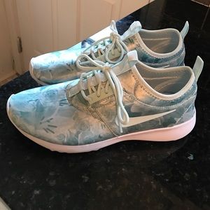 Women's nikes 8.5