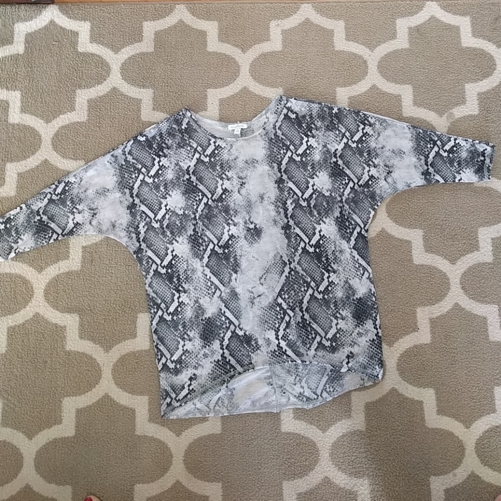 Charming Charlie bat wing hi lo top, sz M