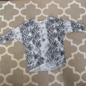 Charming Charlie bat wing hi lo top, sz M