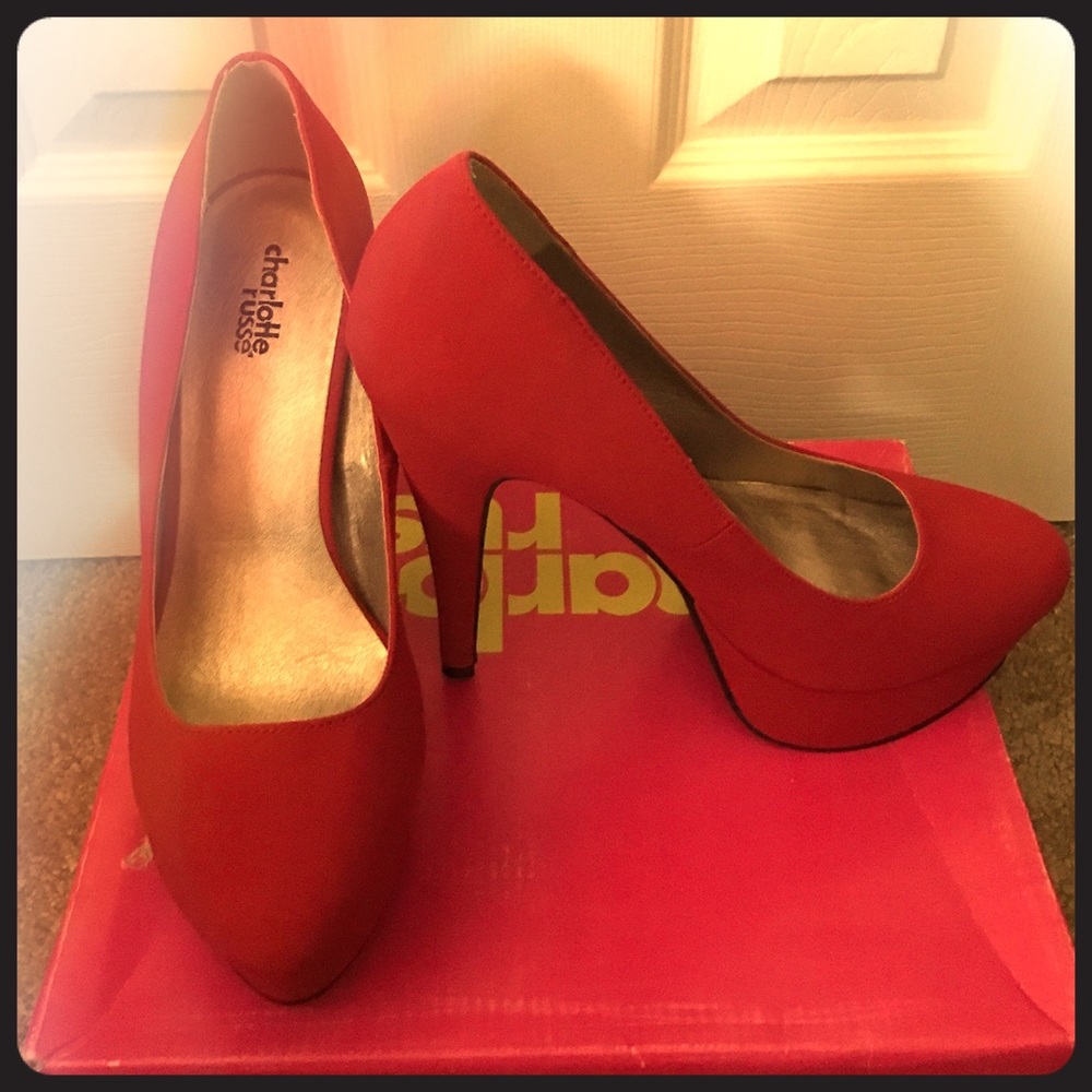 Red pumps