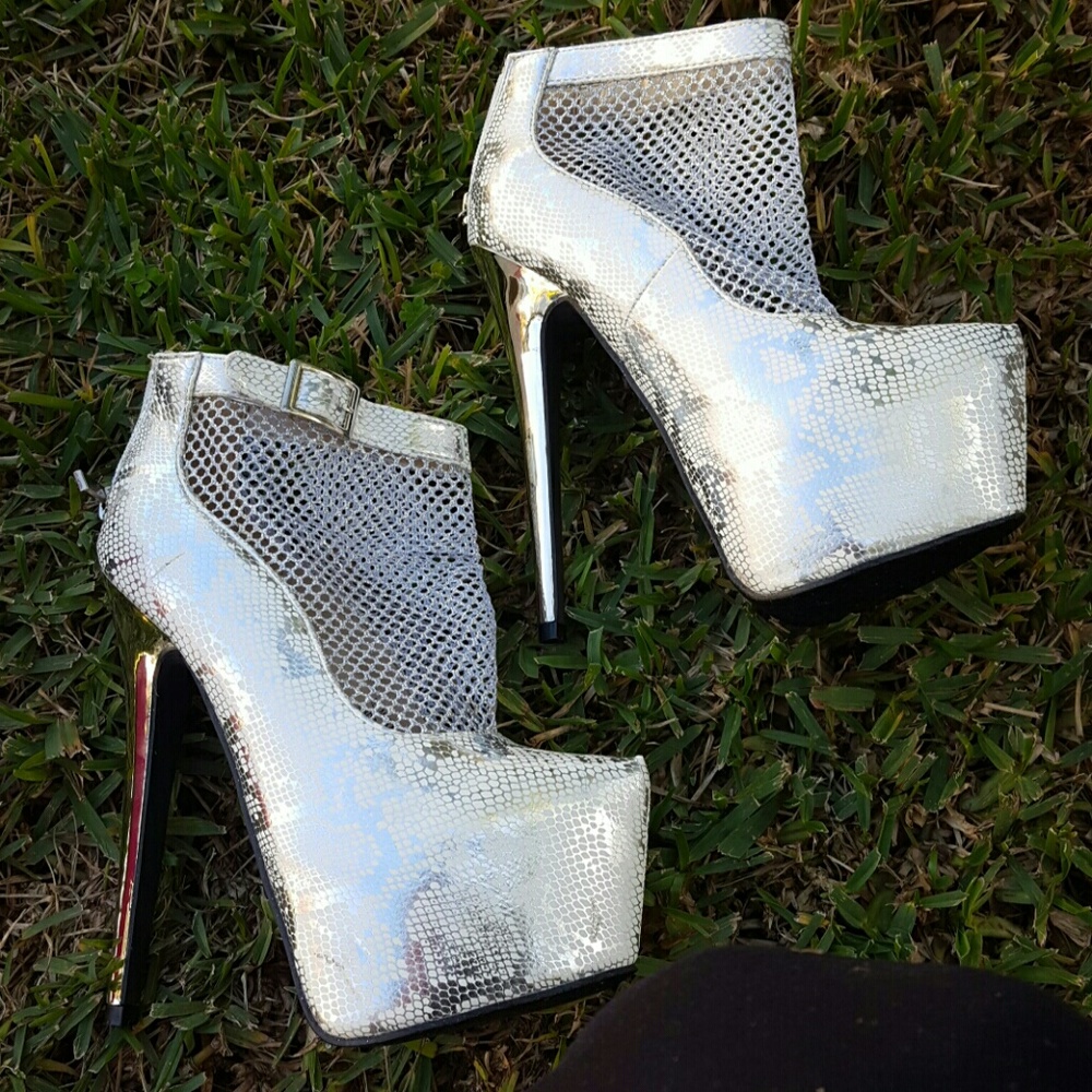 Sexy pair of silver heels