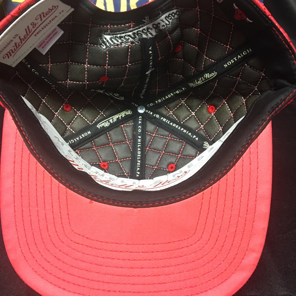 Chicago Bulls Mitchell&Ness Quilted Snapback Hat - Picture 3 of 4