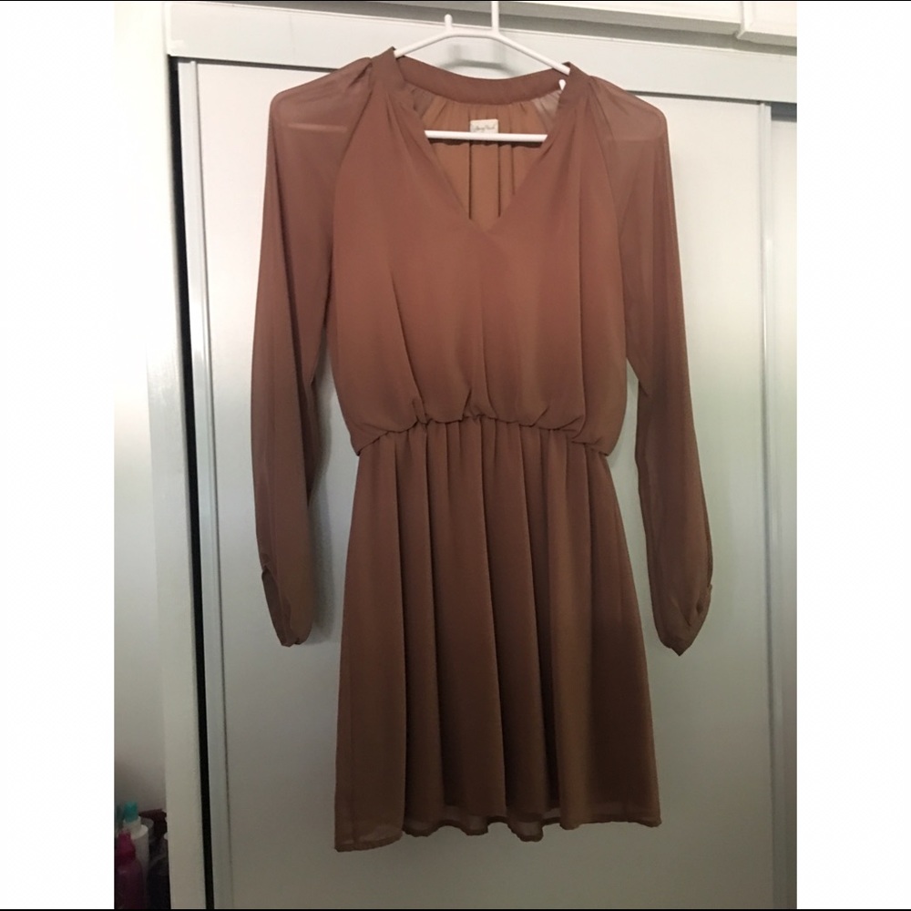 Perfect afternoon dress. Just right at the knees.