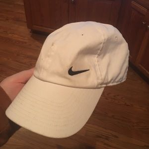 WHITE NIKE HAT