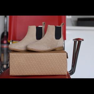 Men Urban outfitter Chelsea boots