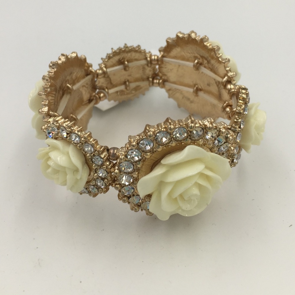Beautiful NWT Natasha Statement Bracelet