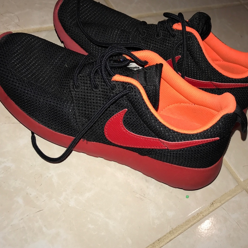 Woman's Nike Roshes