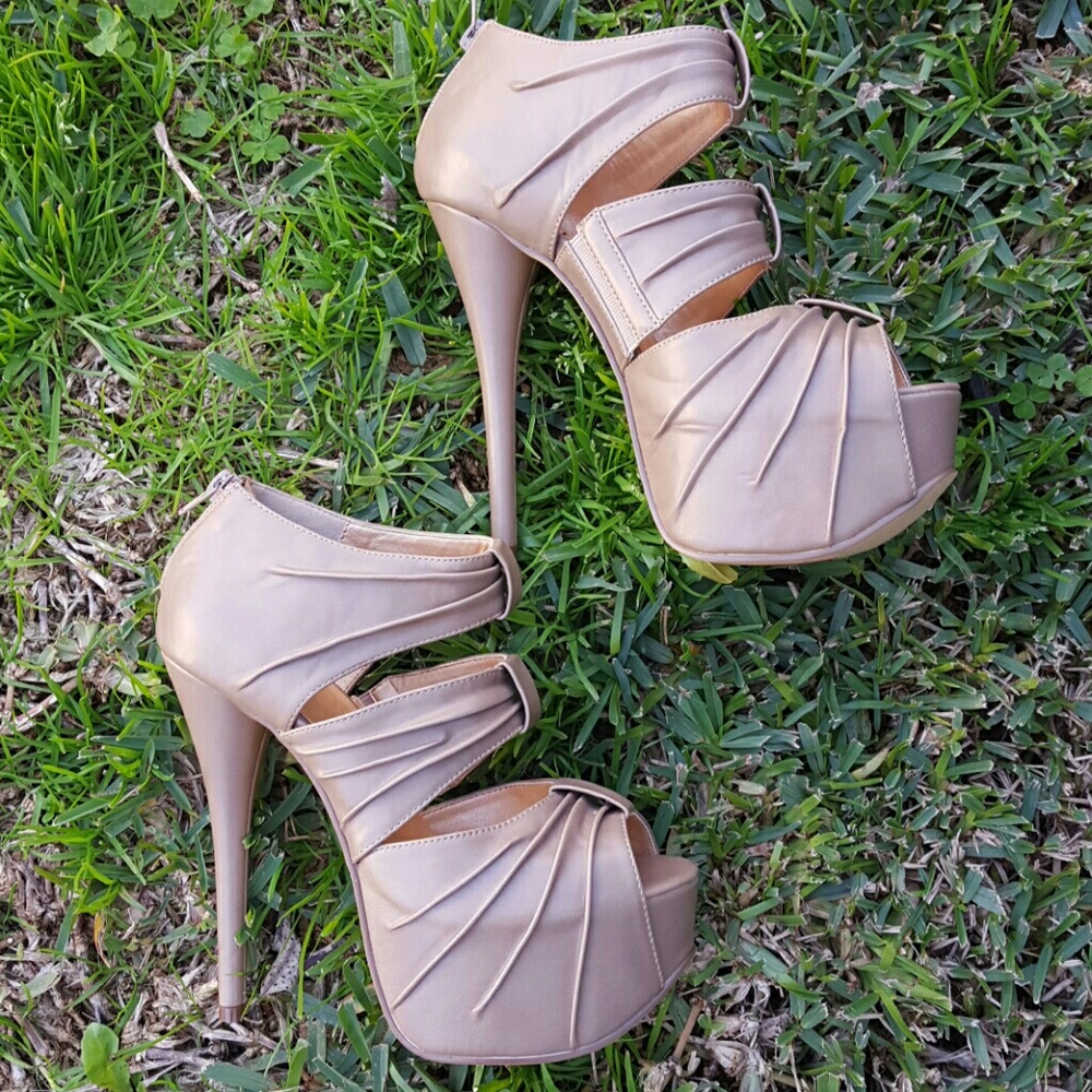 Beautiful NEW pair of Luichiny heels
