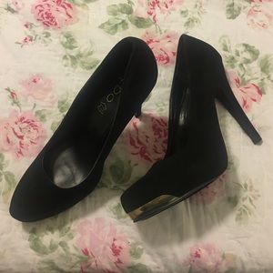 Black pumps with front gold plate