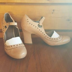 B. Makowski tan leather Mary Janes Sz 9