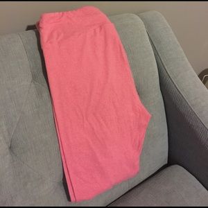 Perfectly pink solid LulaRoe leggings.
