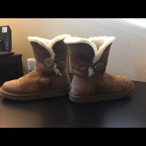 Chestnut Bailey Button Uggs Size 7.