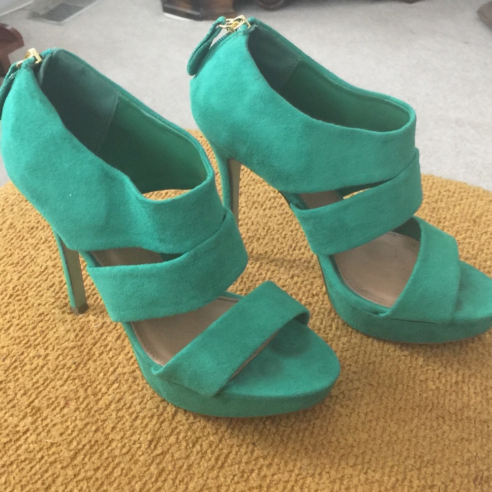 NWOB Green sandals/heels
