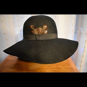 Steve Madden
Feather Accent Wool Floppy Hat