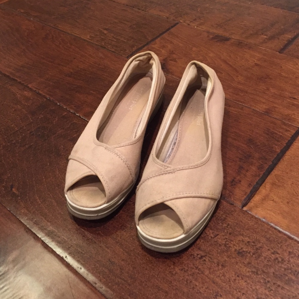 61/2 comfort plus open toe wedges