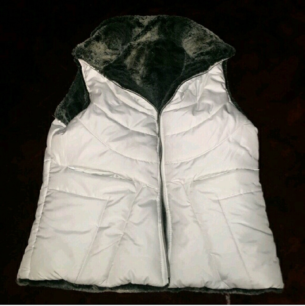 NWOT white reversible puffer vest!