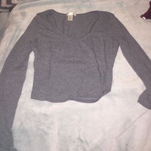 grey v-neck long sleeve crop top
