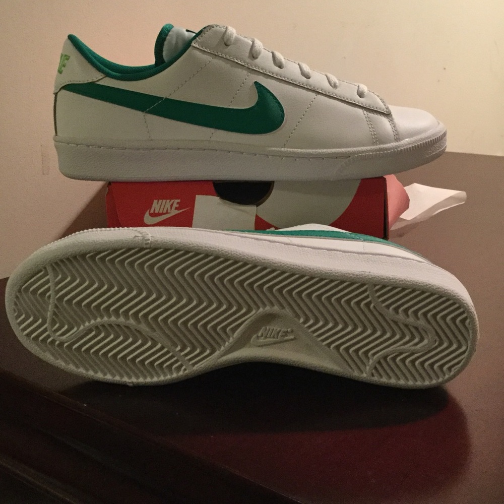 Nike - Picture 2 of 3