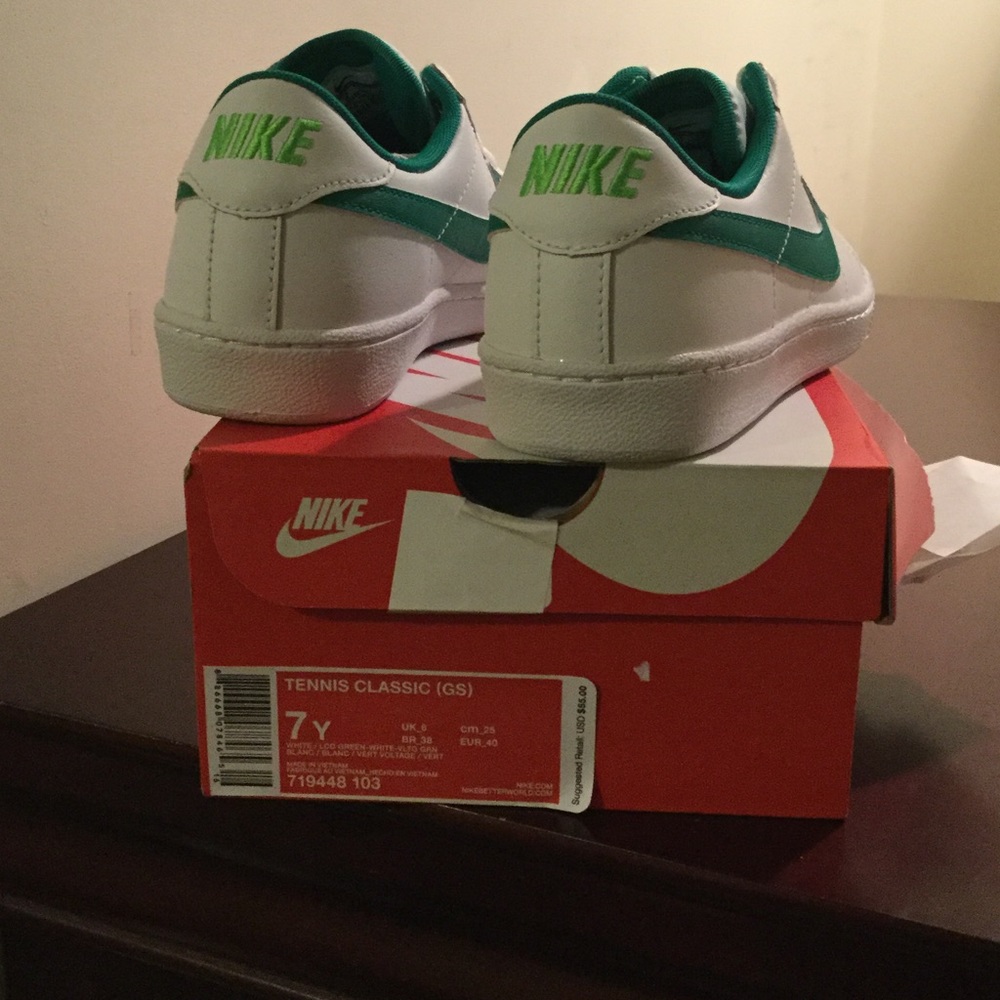 Nike - Picture 3 of 3