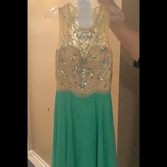 PROM DRESS - Picture 3 of 4