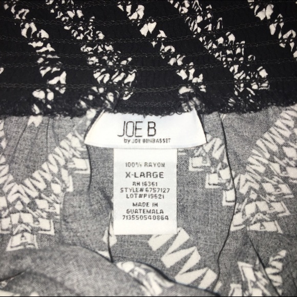 MAKE OFFERS!! Black and White Skirt - Picture 2 of 2