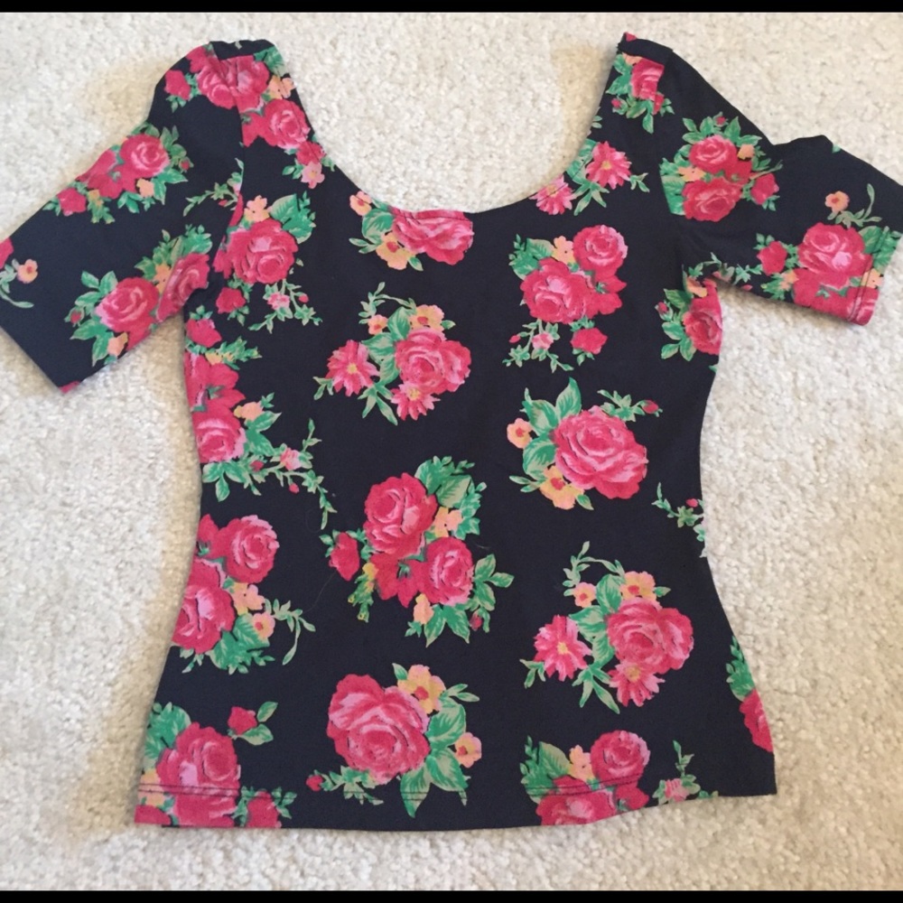 Like new Guess floral top size XS