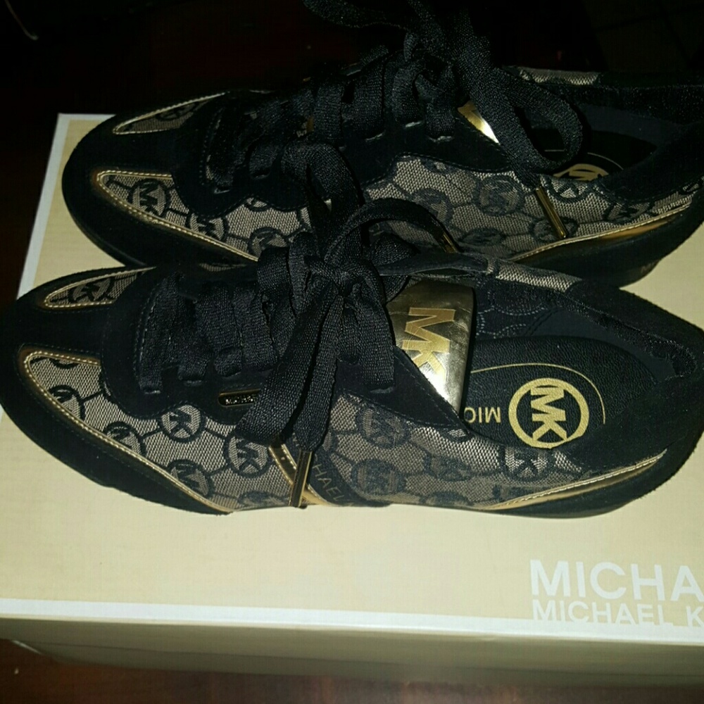 Michael Kors size 7M MK Trainer