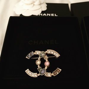 🍎SOLD OUT🍎💯 % Chanel Brooch