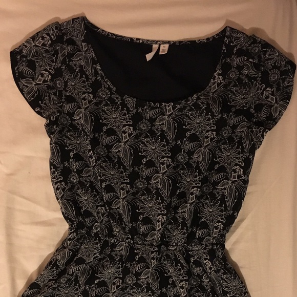 cap sleeve black and white dress - Picture 2 of 4