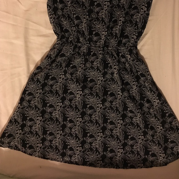 cap sleeve black and white dress - Picture 3 of 4