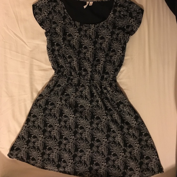cap sleeve black and white dress - Picture 4 of 4
