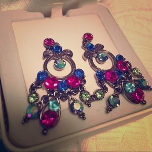 Bold Earrings with medium length💛