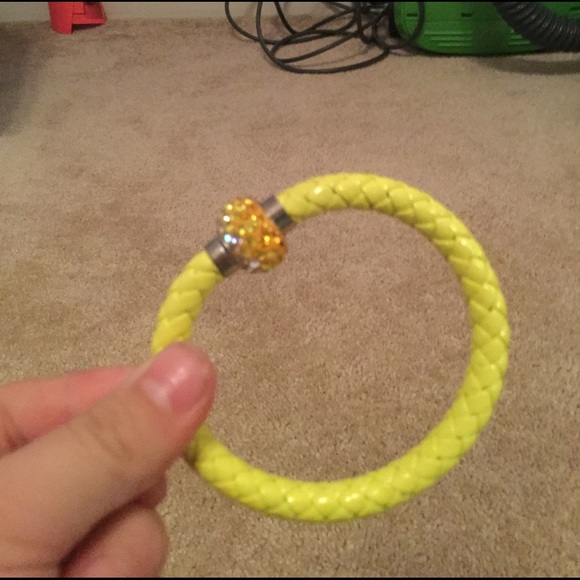 I am selling a necklace and bracelet - Picture 2 of 3