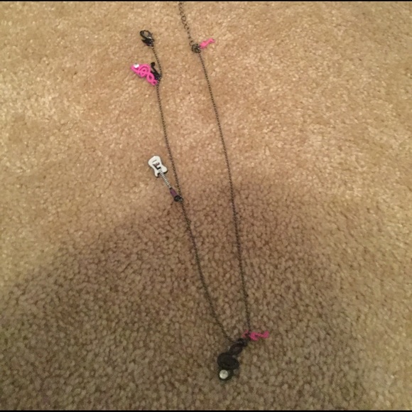 I am selling a necklace and bracelet - Picture 3 of 3