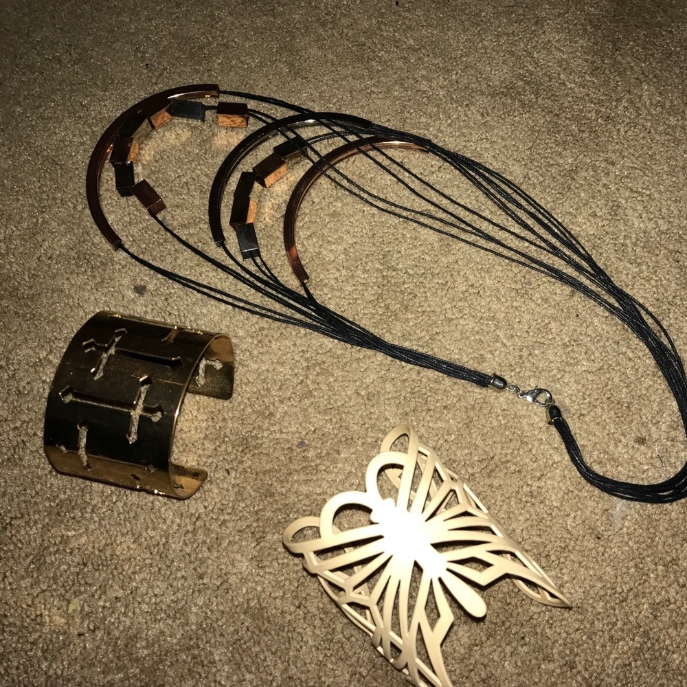 Bundle of jewelry