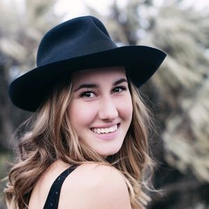 Meet your Posher, Eva