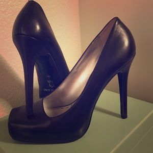Black Gianni Bini stilettos