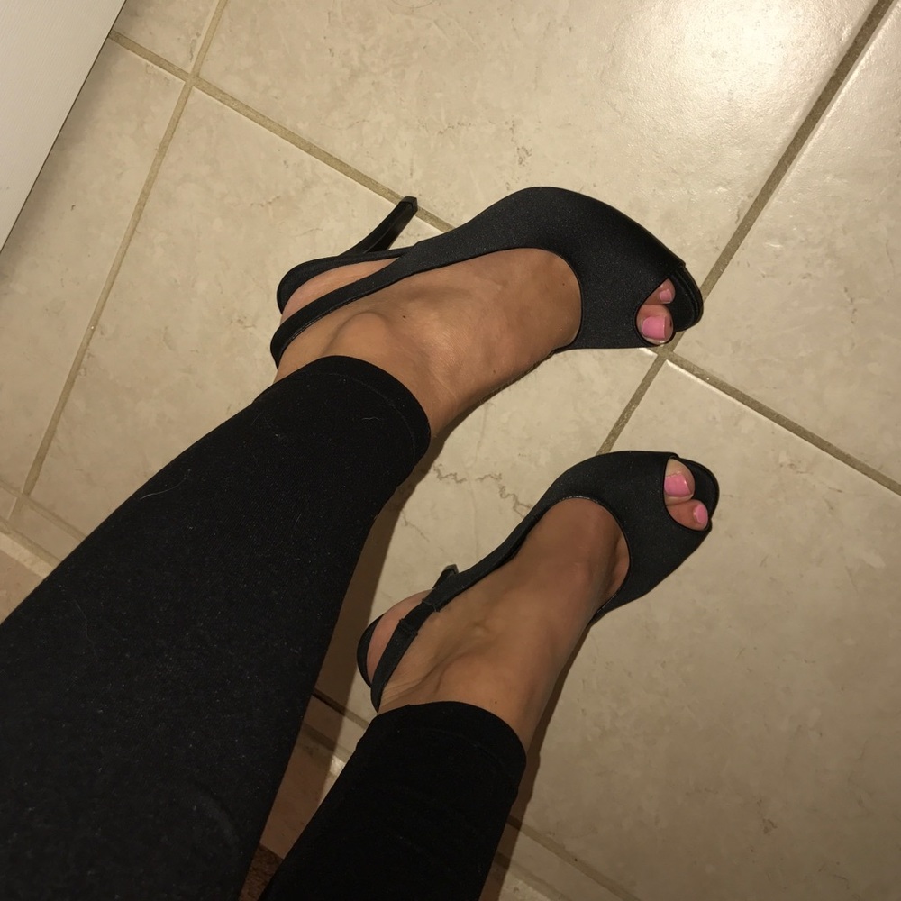 Black open toed heel, stretchable band back✨