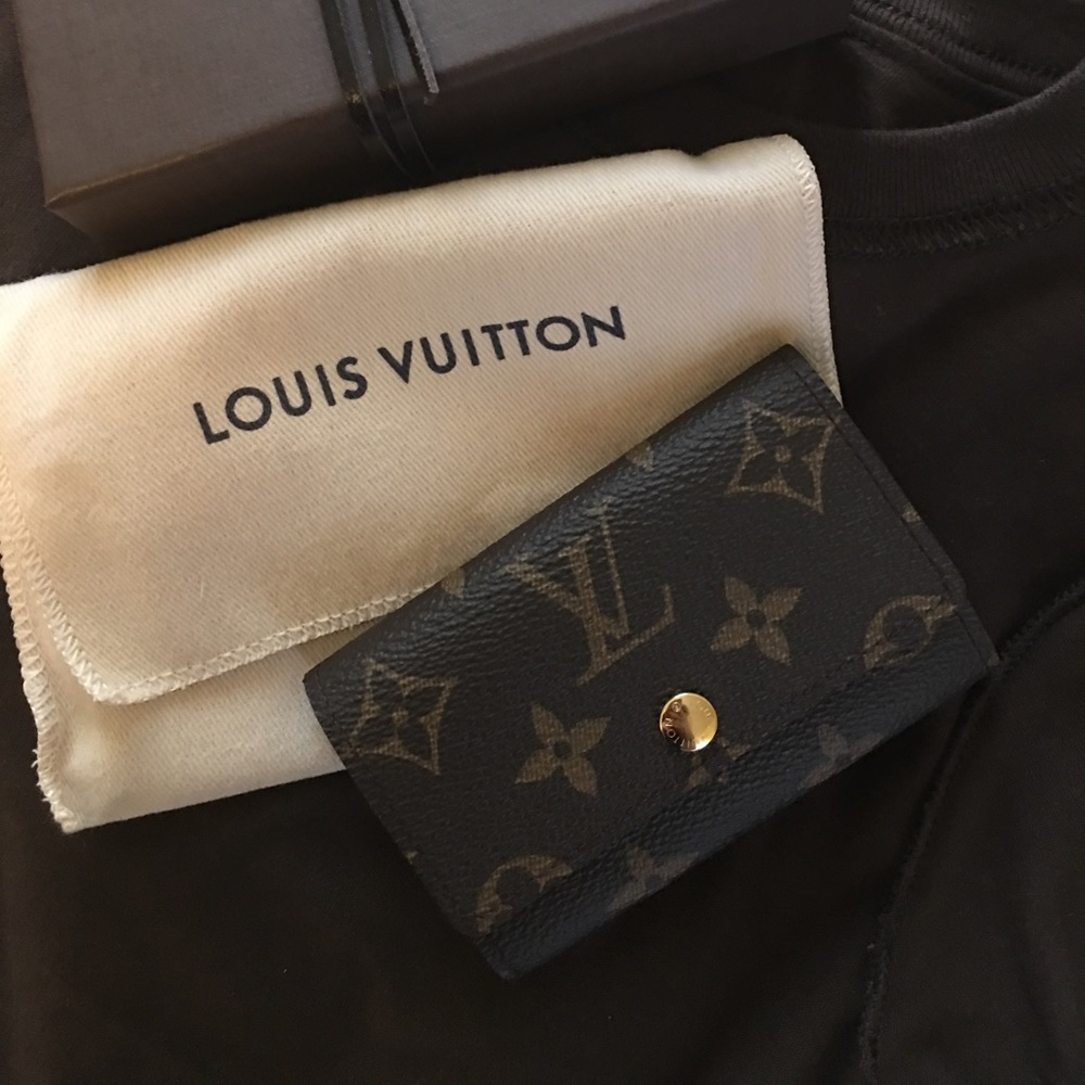 PD SALE!! Louis Vuitton 6 key holder AUTHENTIC