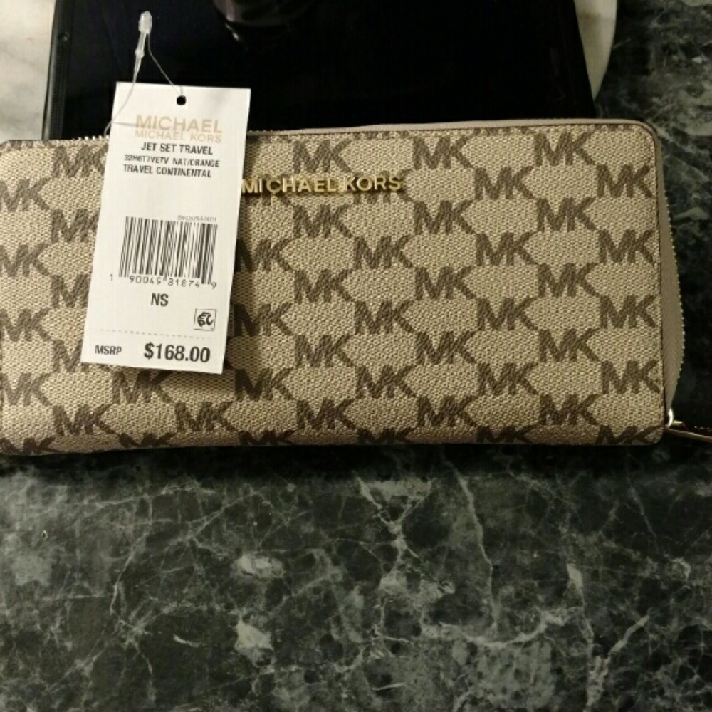 Brand new with tags beautiful Michael Kors wallet.