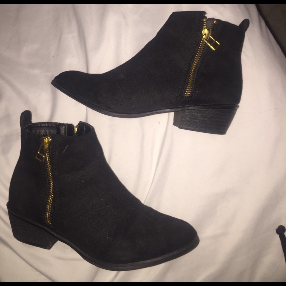 black chelsea booties!!!