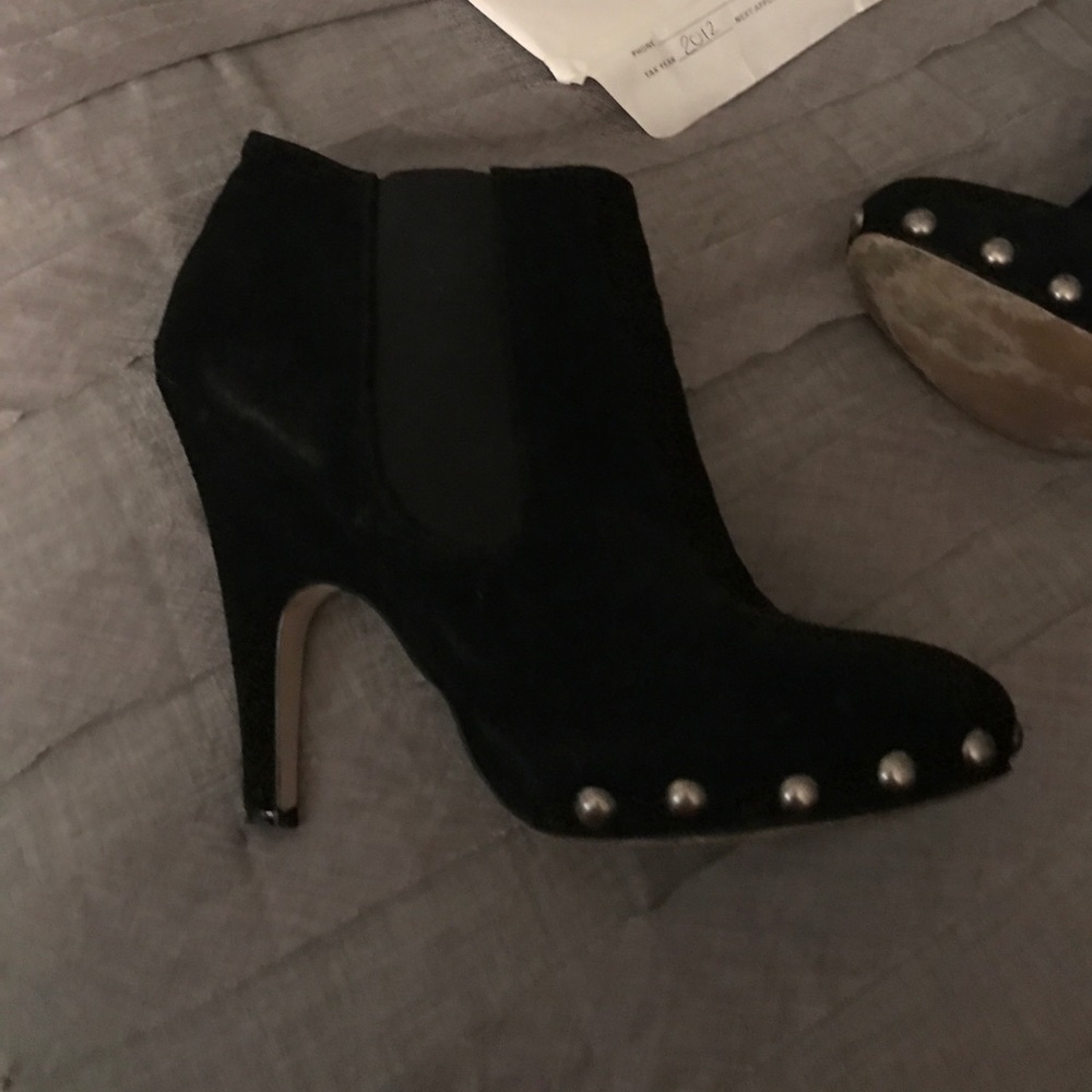 gorgeous suede dv booties