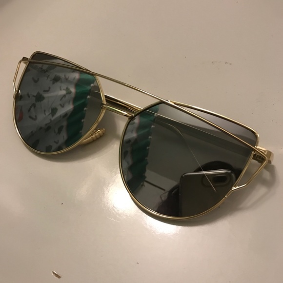 Gold Mirrored Sunglasses - Picture 3 of 4