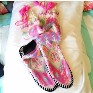 Slipper boots bright colors like mukluks 8.5