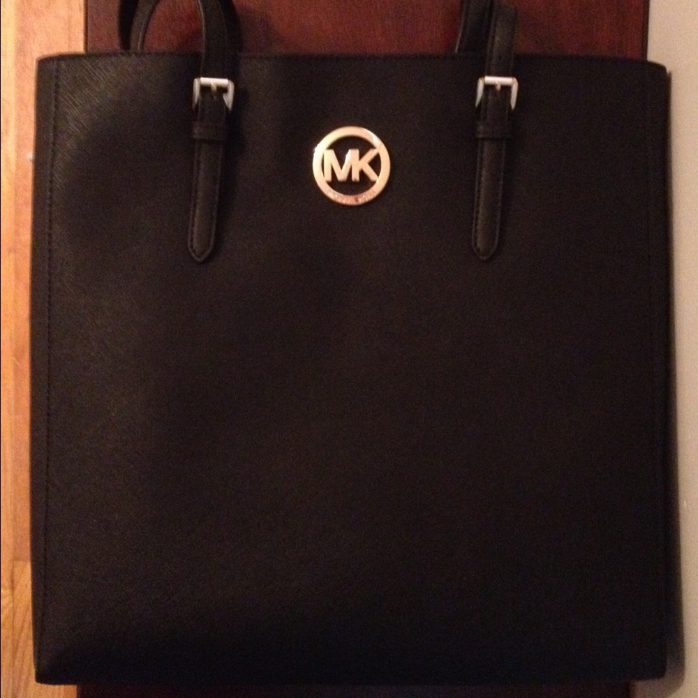 NWT Michael Kors Jet Set Saffiano Lthr Tote Black