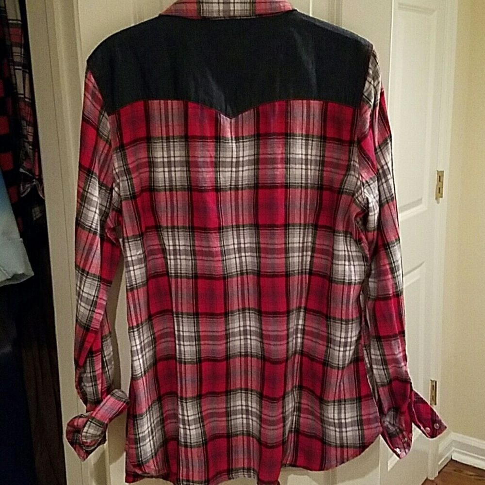Button down plaid top - Picture 2 of 3
