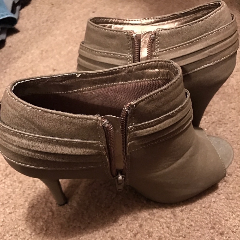 Ankle booties - Picture 3 of 3