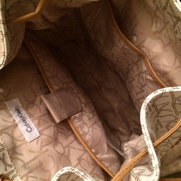 🚨🎁👛 Calvin Klein Backpack! 💕🎁 - Picture 3 of 3