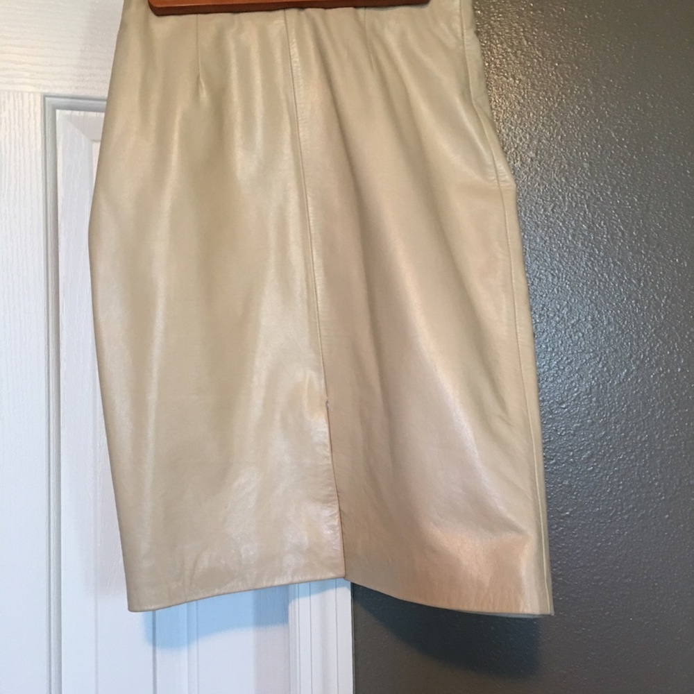 Wilson leather knee length form fitting skirt.